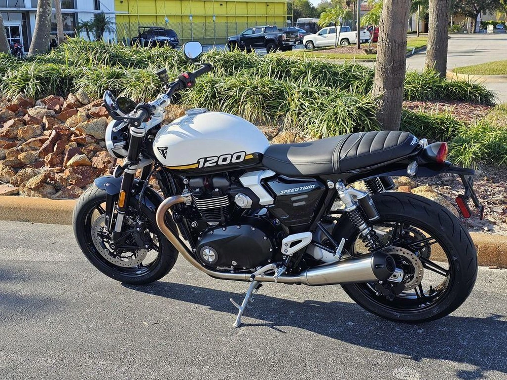 2025 Triumph Speed Twin 1200 Crystal White/sapphire Black