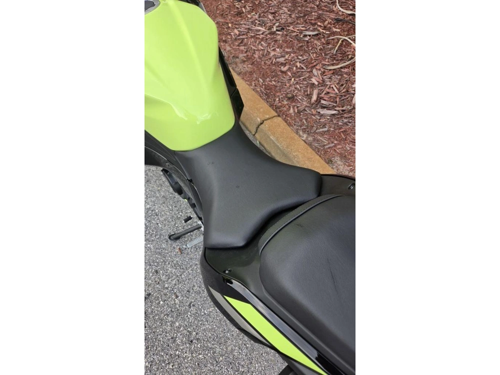 2026 Kawasaki Ninja® 500 Abs Metallic Yellowish Green/ebony