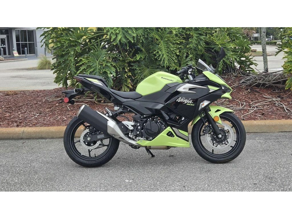 2026 Kawasaki Ninja® 500 Abs Metallic Yellowish Green/ebony