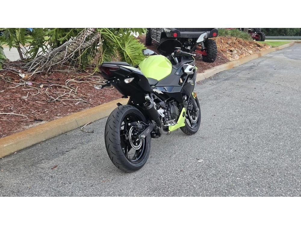 2026 Kawasaki Ninja® 500 Abs Metallic Yellowish Green/ebony