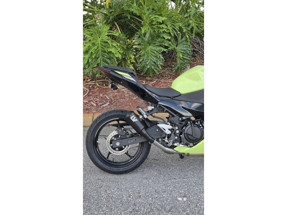 2026 Kawasaki Ninja® 500 Abs Metallic Yellowish Green/ebony