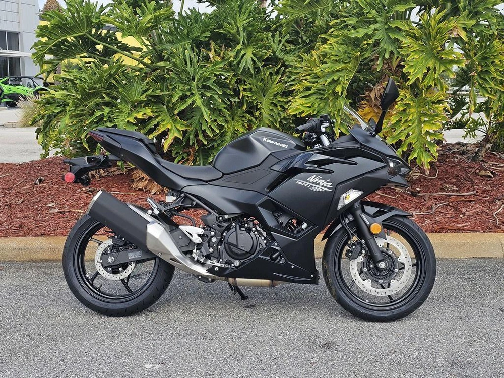 2026 Kawasaki Ninja® 500 Metallic Flat Spark Black