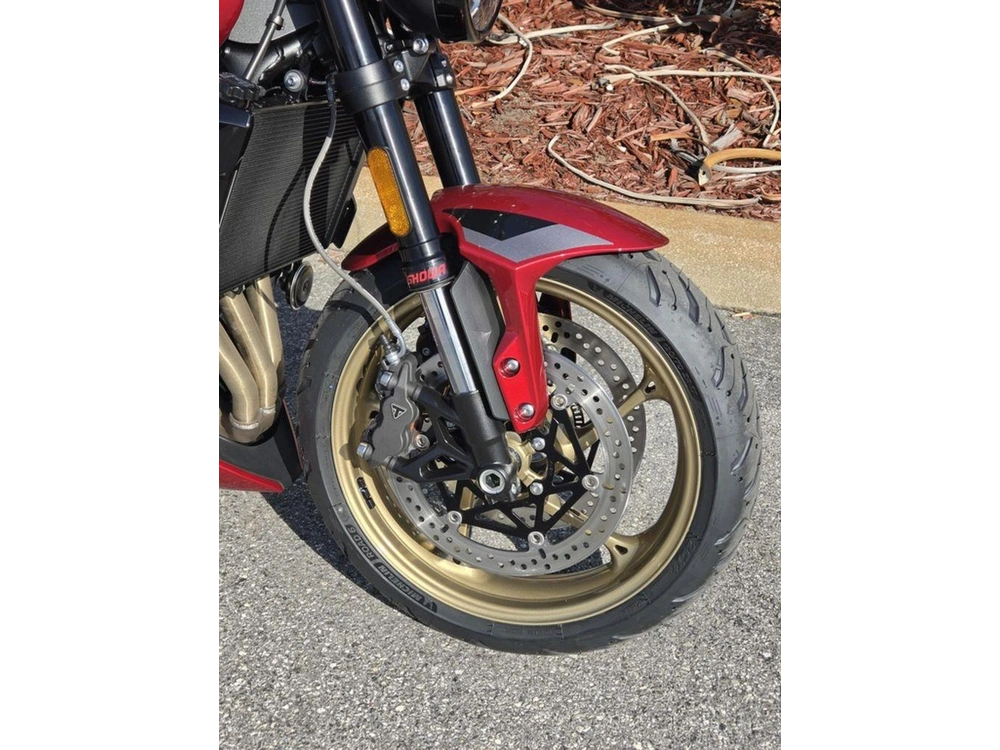 2026 Triumph Trident 800 Carnival Red