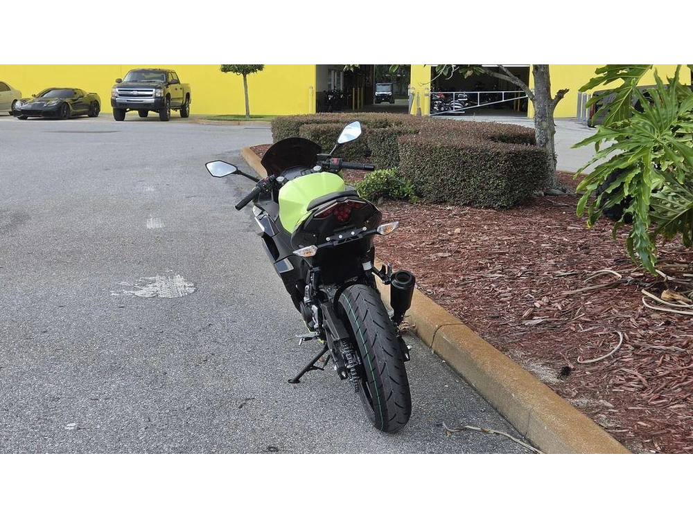 2026 Kawasaki Ninja® 500 Abs Metallic Yellowish Green/ebony