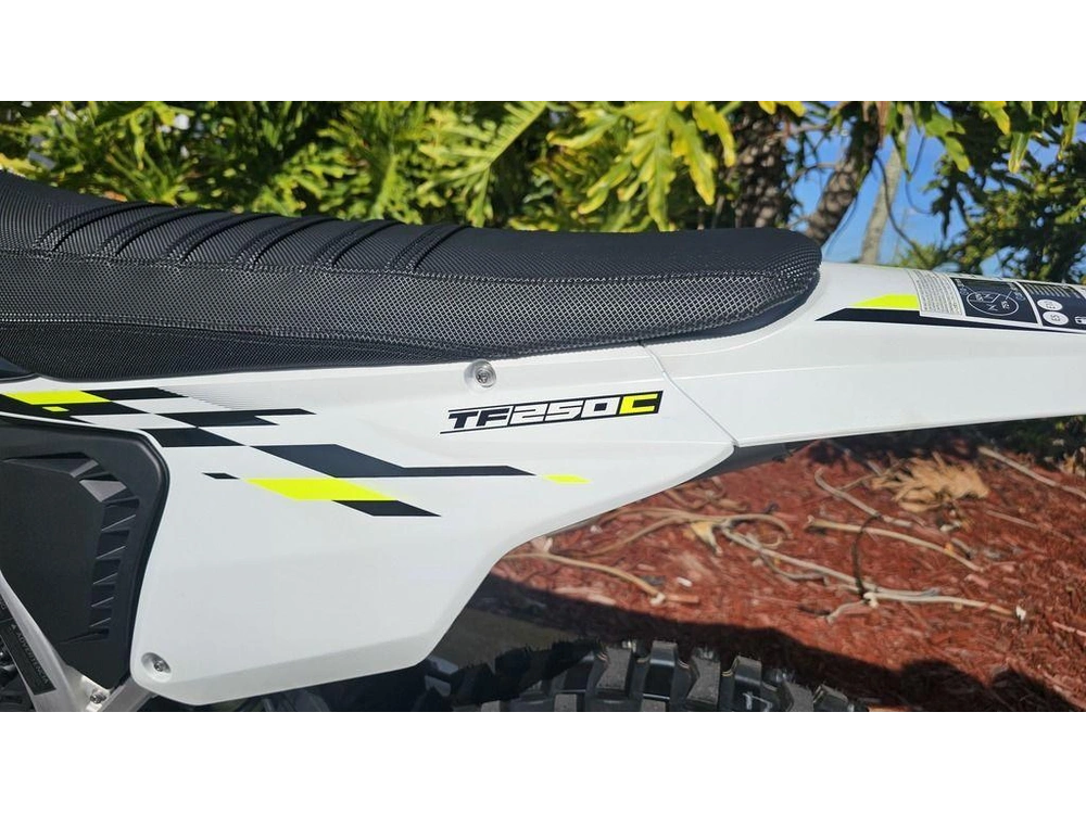 2026 Triumph Tf 250-c Jet Black/ Pure White