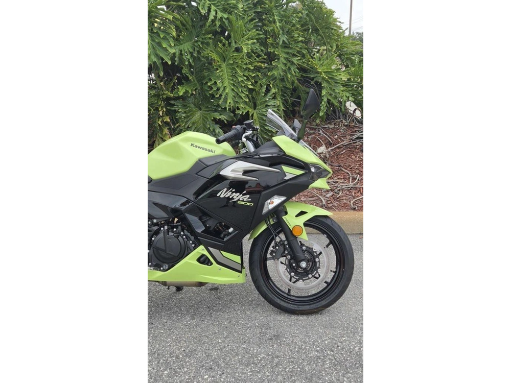 2026 Kawasaki Ninja® 500 Abs Metallic Yellowish Green/ebony