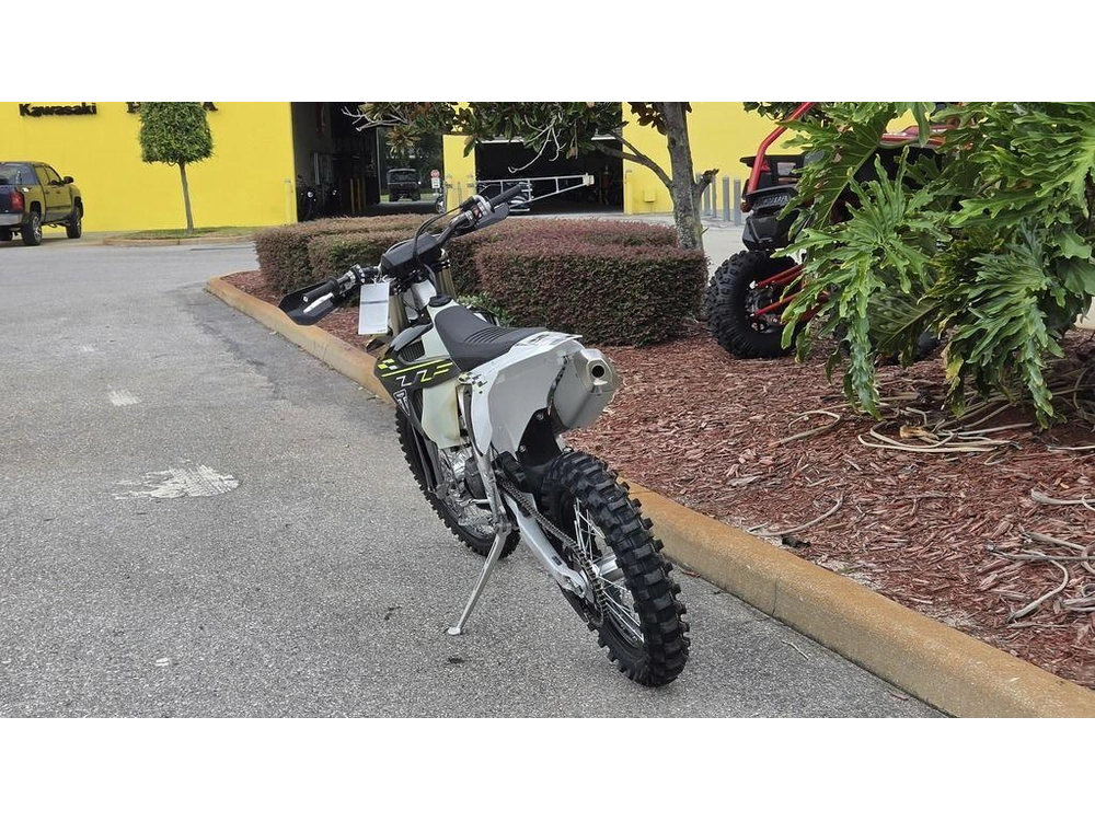 2026 Triumph Tf 450-c Jet Black/ Pure White