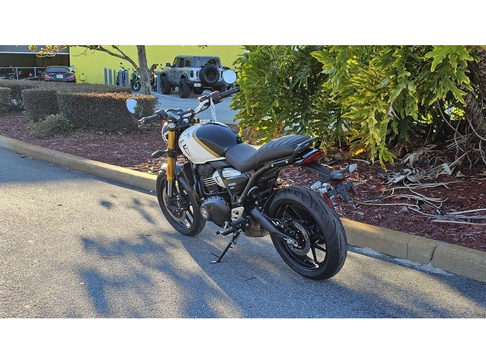 2026 Triumph Speed 400 Pearl Metallic White/phantom Black