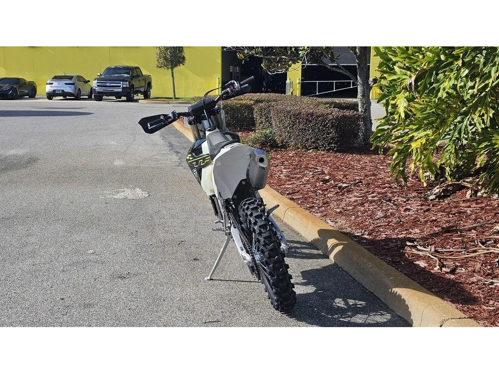 2026 Triumph Tf 250-c Jet Black/ Pure White
