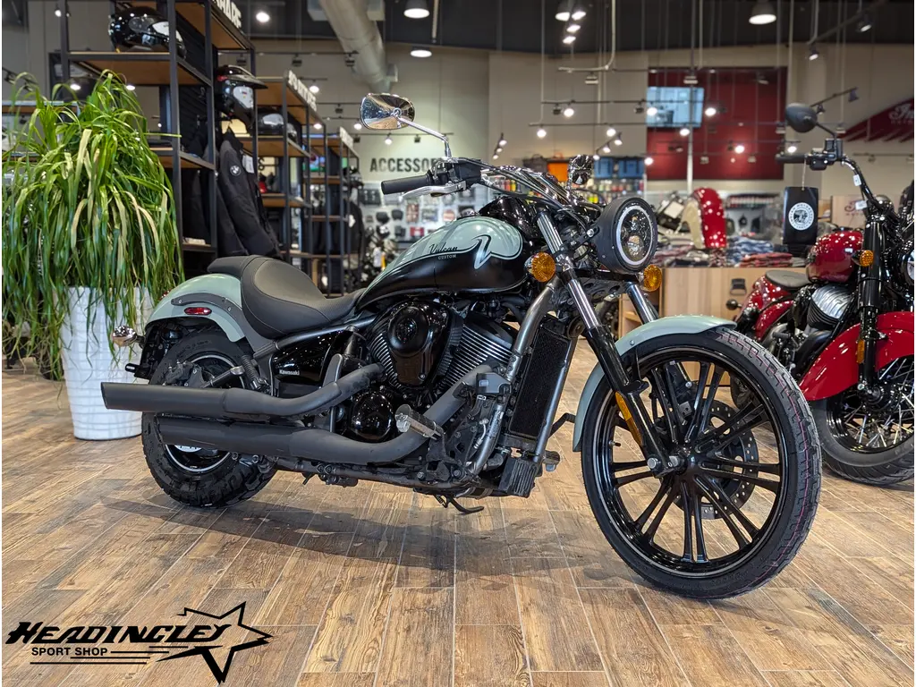 2023 Kawasaki Vulcan 900 Custom // Pearl Matte Sage Green/Flat Ebony