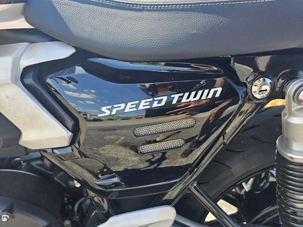 2025 Triumph Speed Twin 1200 Aluminum Silver
