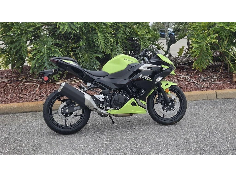 2026 Kawasaki Ninja® 500 Abs Metallic Yellowish Green/ebony