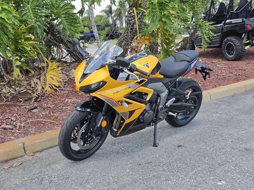 2026 Triumph Daytona 660 Cosmic Yellow / Sapphire Black