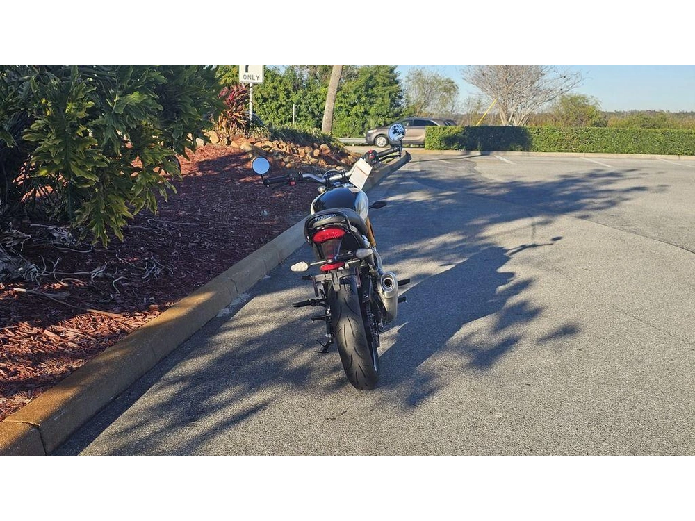 2026 Triumph Speed 400 Pearl Metallic White/phantom Black