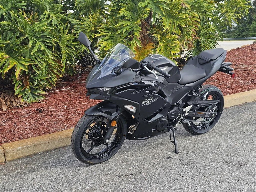 2026 Kawasaki Ninja® 500 Metallic Flat Spark Black