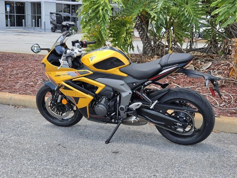2026 Triumph Daytona 660 Cosmic Yellow / Sapphire Black