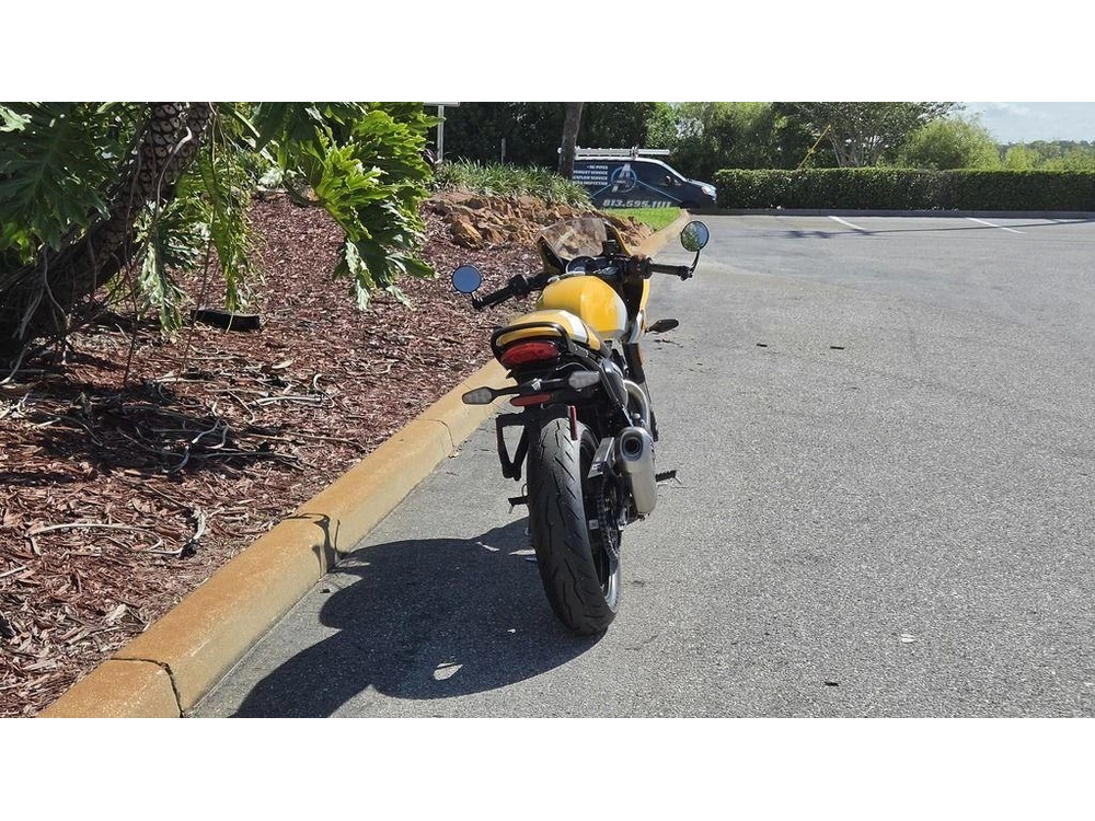 2026 Triumph Thruxton 400 Metallic Racing Yellow / Aluminium Silver
