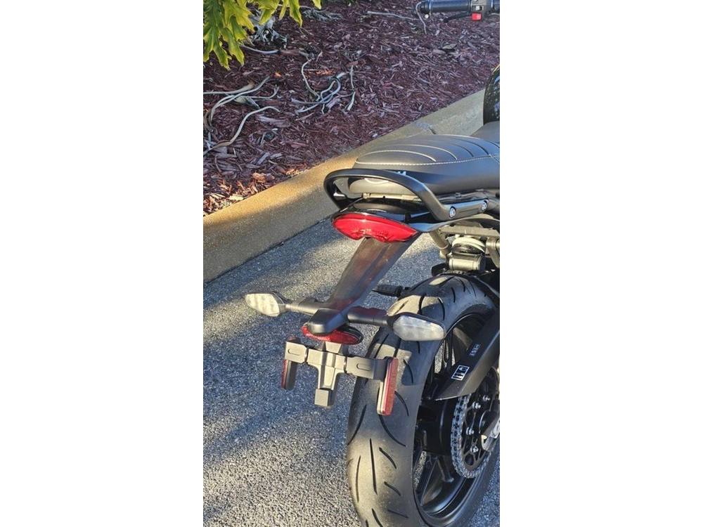 2026 Triumph Speed 400 Pearl Metallic White/phantom Black