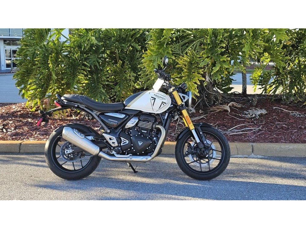 2026 Triumph Speed 400 Pearl Metallic White/phantom Black