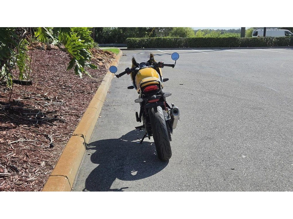 2026 Triumph Thruxton 400 Metallic Racing Yellow / Aluminium Silver