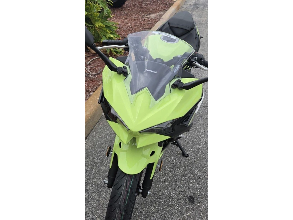 2026 Kawasaki Ninja® 500 Abs Metallic Yellowish Green/ebony