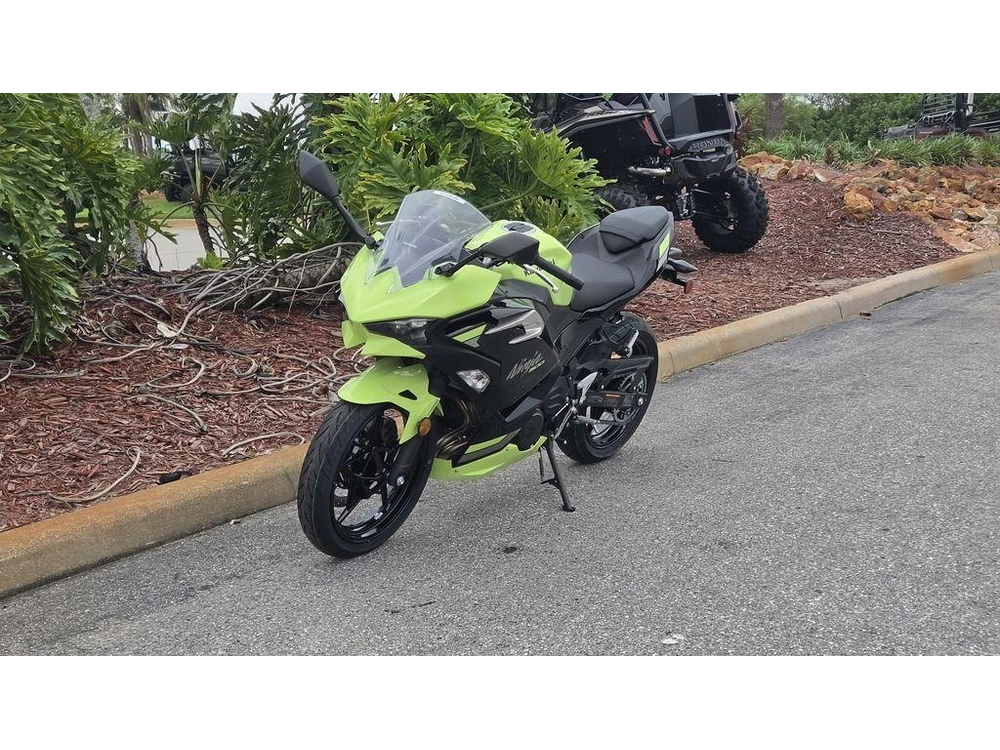 2026 Kawasaki Ninja® 500 Abs Metallic Yellowish Green/ebony