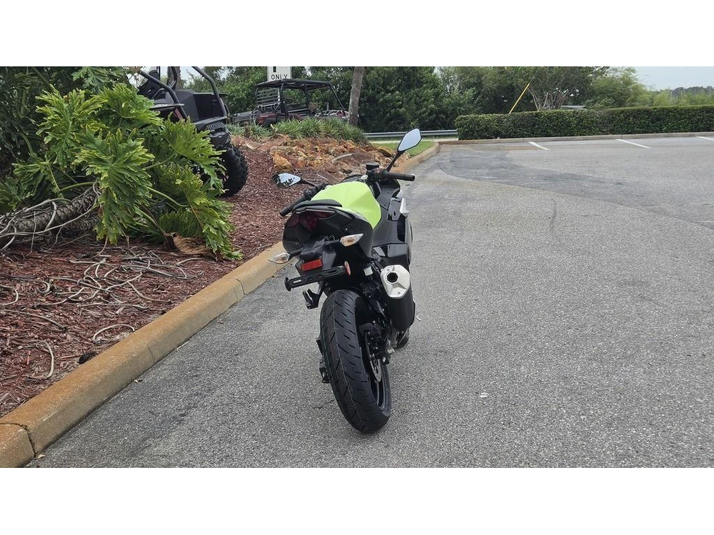 2026 Kawasaki Ninja® 500 Abs Metallic Yellowish Green/ebony