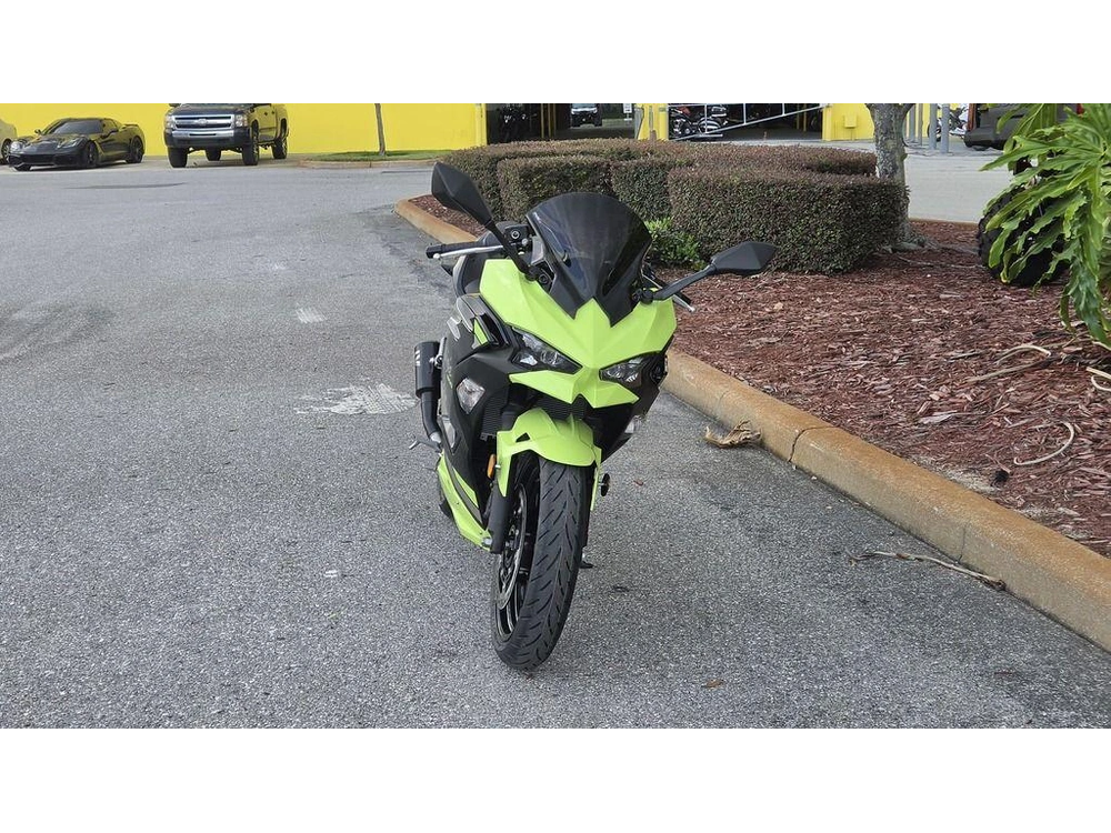 2026 Kawasaki Ninja® 500 Abs Metallic Yellowish Green/ebony