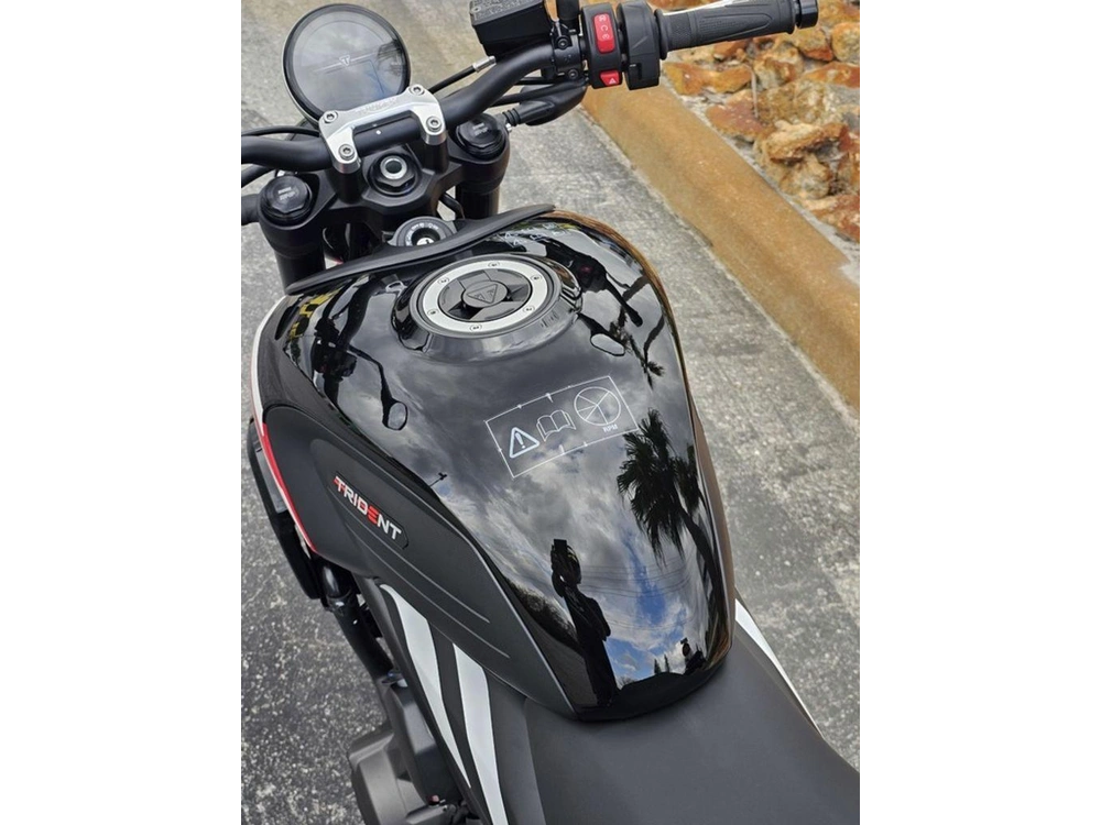 2025 Triumph Trident 660 Diablo Red/sapphire Black