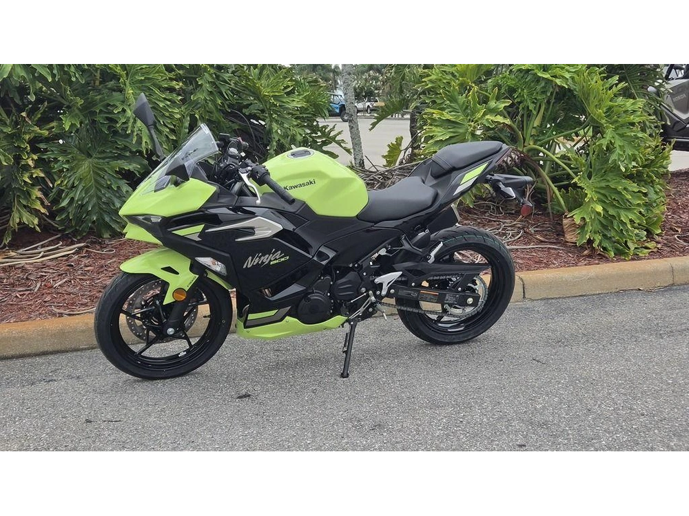 2026 Kawasaki Ninja® 500 Abs Metallic Yellowish Green/ebony