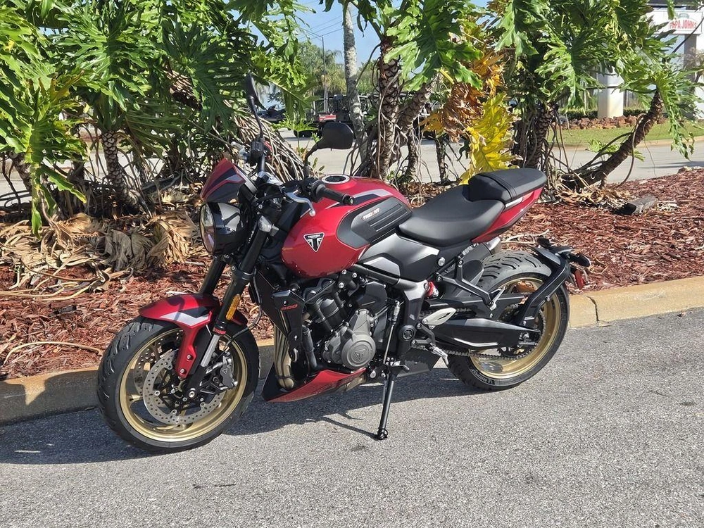 2026 Triumph Trident 800 Carnival Red