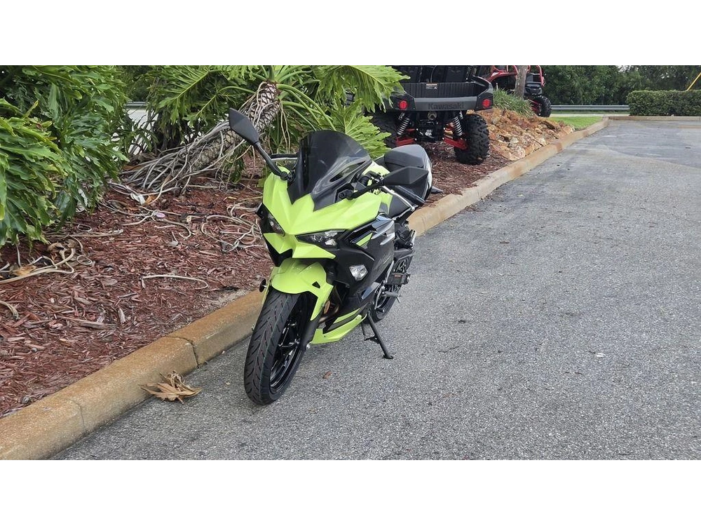 2026 Kawasaki Ninja® 500 Abs Metallic Yellowish Green/ebony