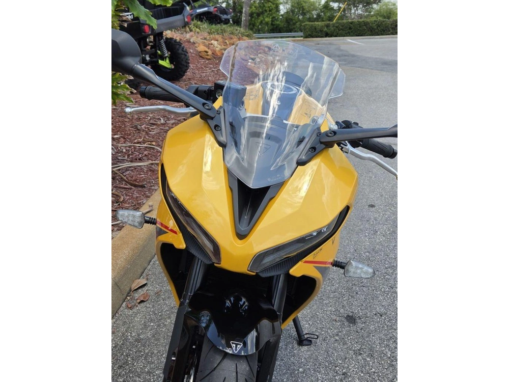 2026 Triumph Daytona 660 Cosmic Yellow / Sapphire Black
