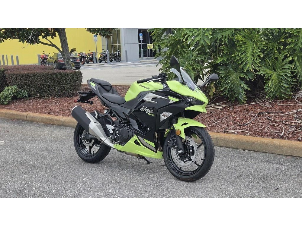 2026 Kawasaki Ninja® 500 Abs Metallic Yellowish Green/ebony