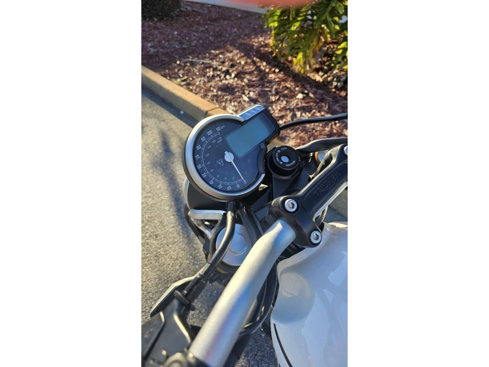 2026 Triumph Speed 400 Pearl Metallic White/phantom Black