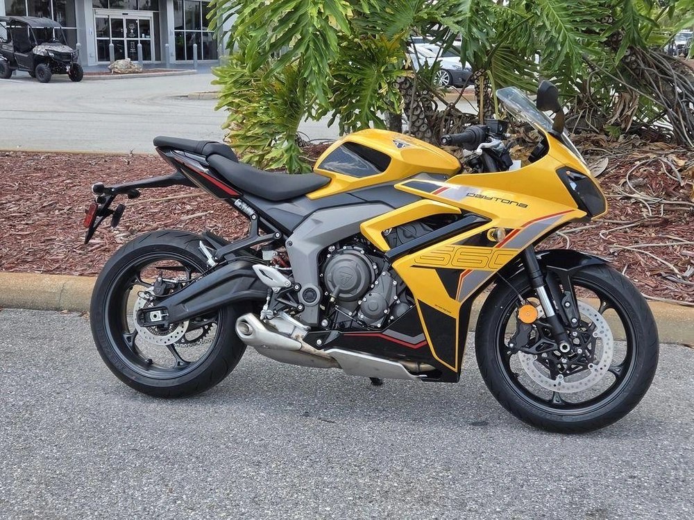 2026 Triumph Daytona 660 Cosmic Yellow / Sapphire Black