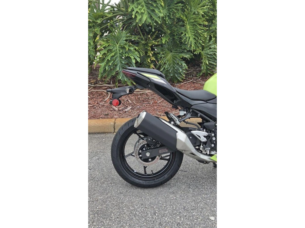 2026 Kawasaki Ninja® 500 Abs Metallic Yellowish Green/ebony