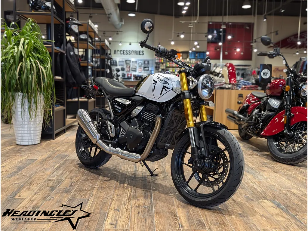 2026 Triumph Speed 400 // Pearl Metallic White/Phantom Black