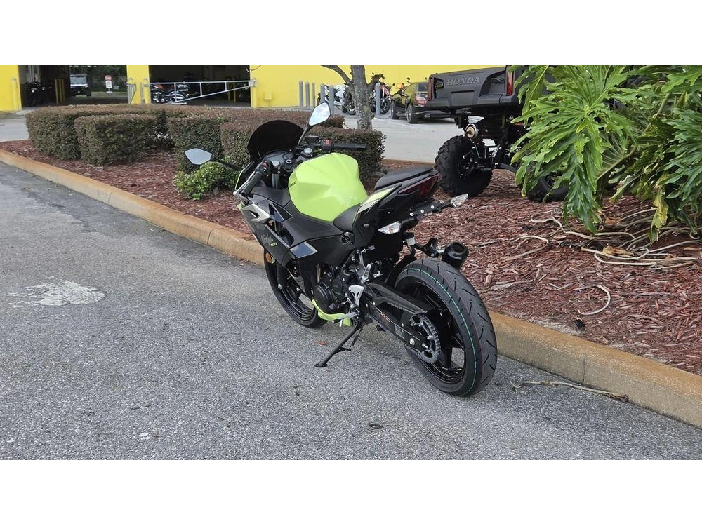 2026 Kawasaki Ninja® 500 Abs Metallic Yellowish Green/ebony
