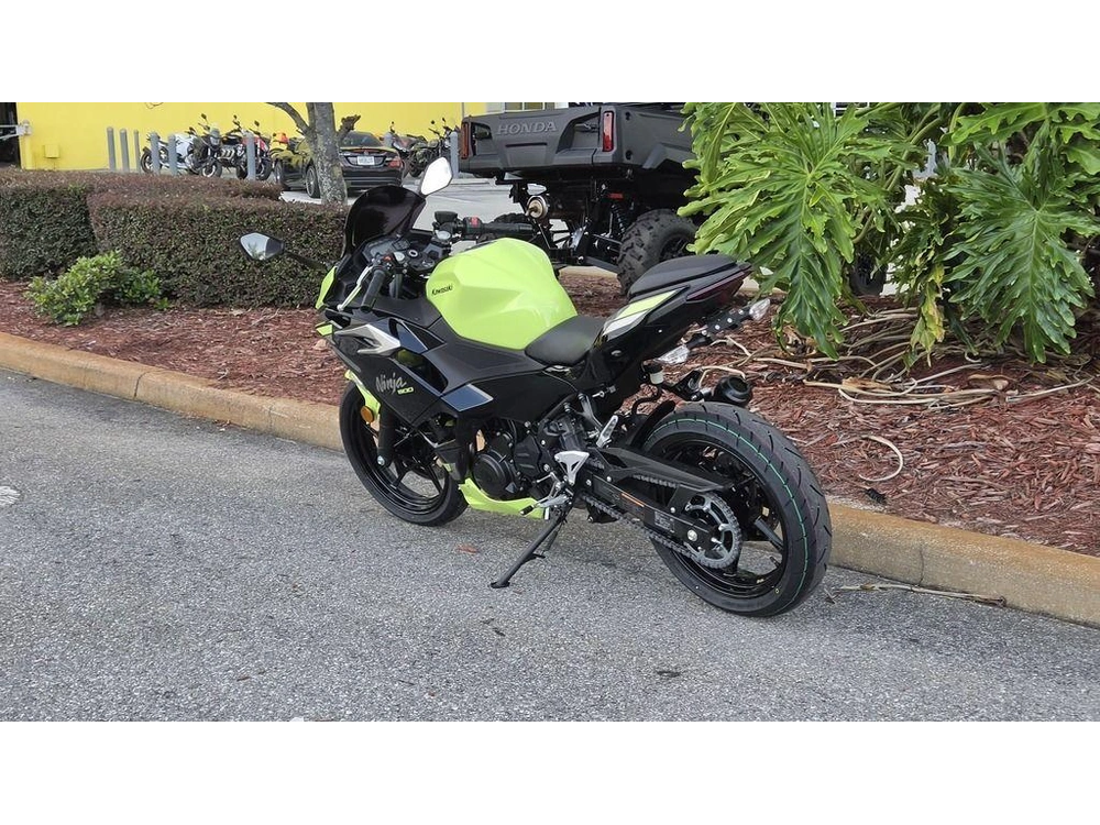 2026 Kawasaki Ninja® 500 Abs Metallic Yellowish Green/ebony