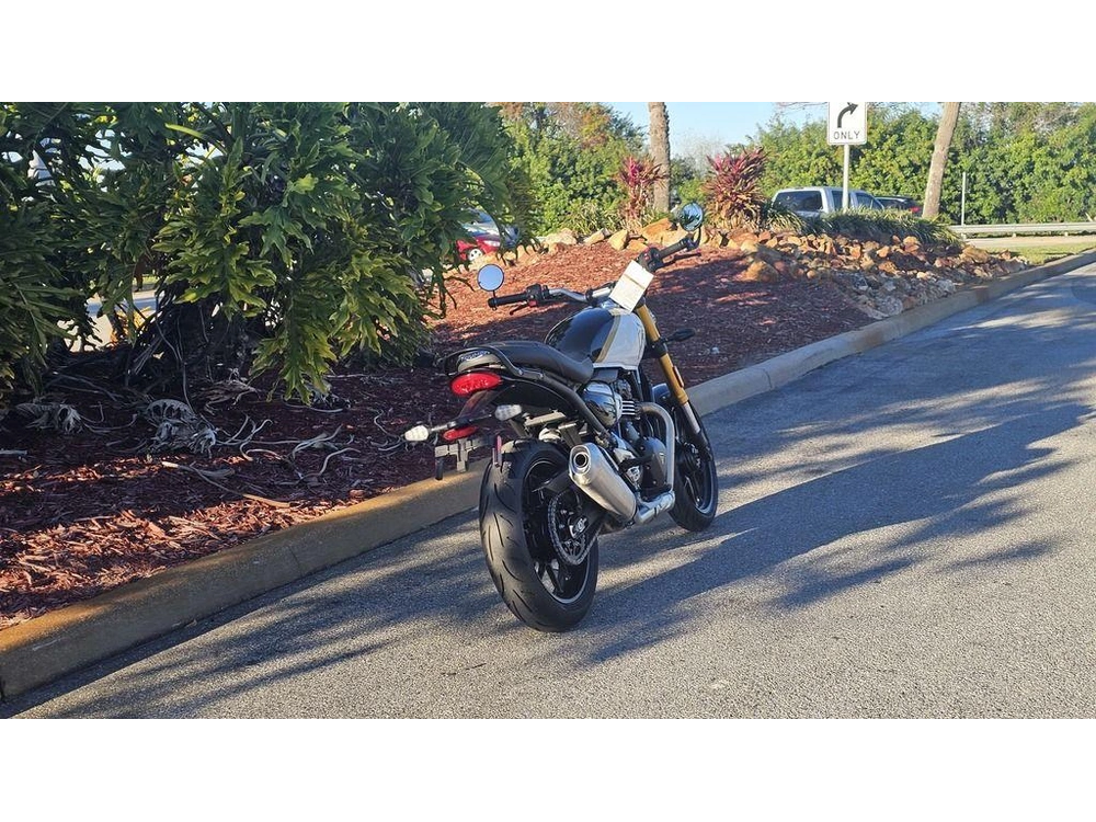 2026 Triumph Speed 400 Pearl Metallic White/phantom Black