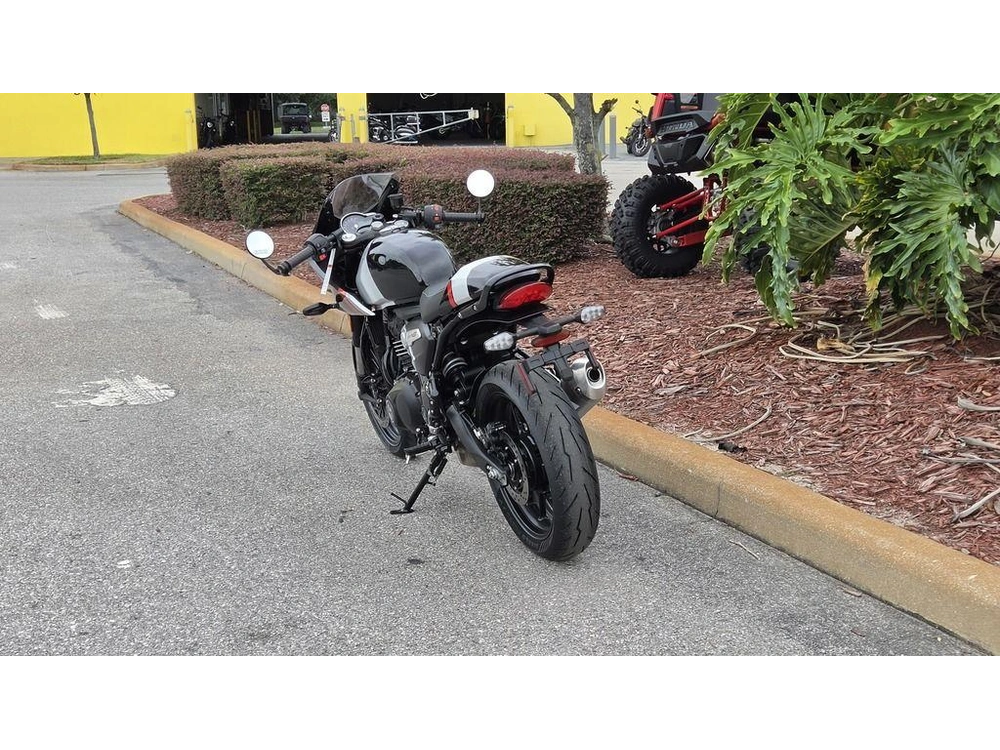 2026 Triumph Thruxton 400 Phantom Black / Aluminium Silver
