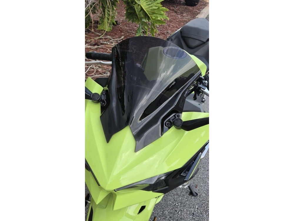 2026 Kawasaki Ninja® 500 Abs Metallic Yellowish Green/ebony