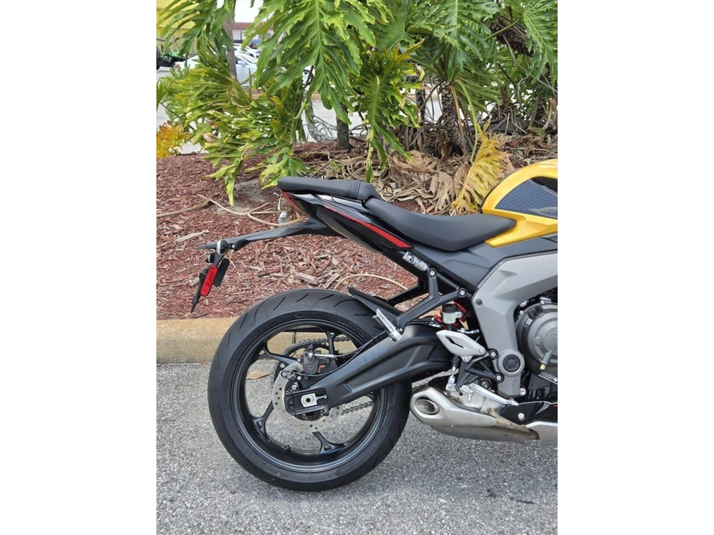 2026 Triumph Daytona 660 Cosmic Yellow / Sapphire Black