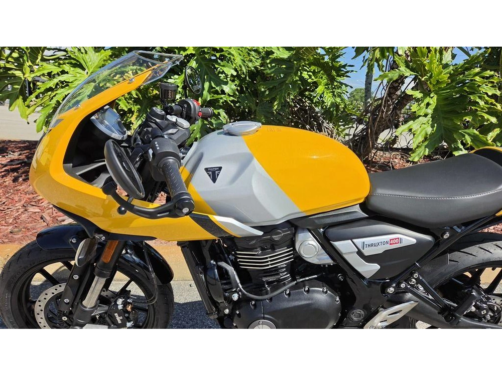 2026 Triumph Thruxton 400 Metallic Racing Yellow / Aluminium Silver