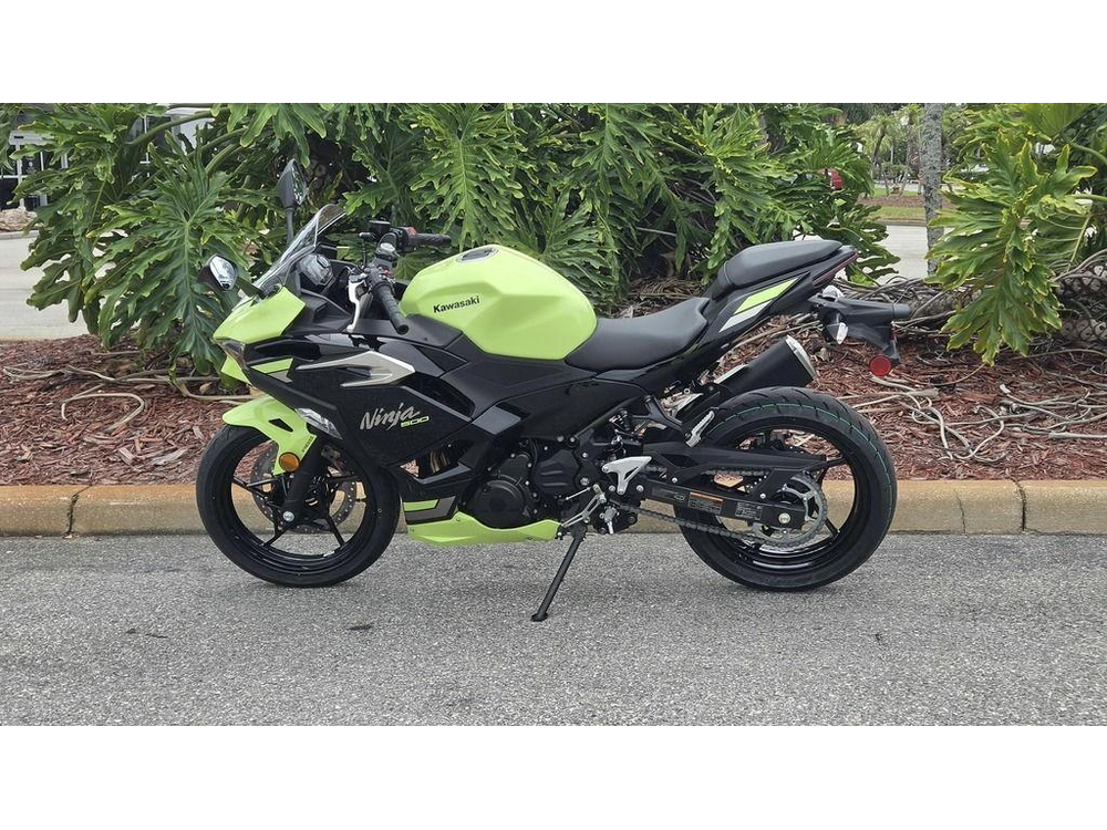 2026 Kawasaki Ninja® 500 Abs Metallic Yellowish Green/ebony