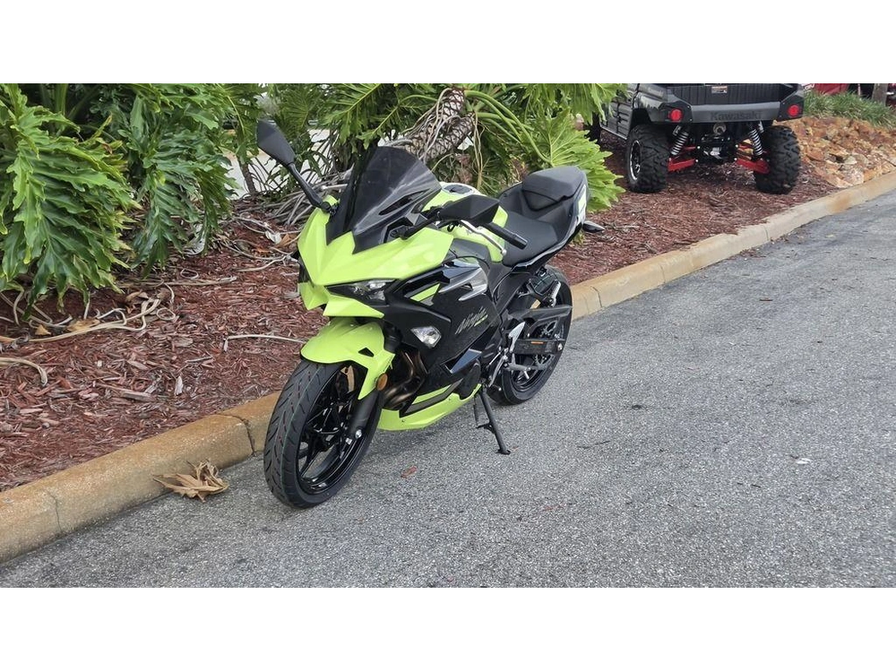 2026 Kawasaki Ninja® 500 Abs Metallic Yellowish Green/ebony