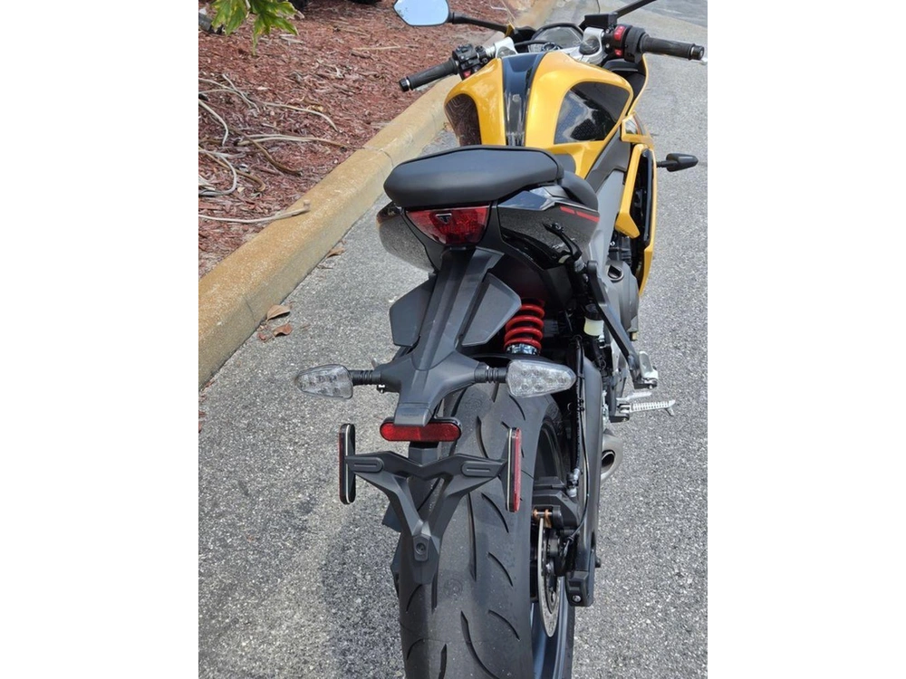 2026 Triumph Daytona 660 Cosmic Yellow / Sapphire Black