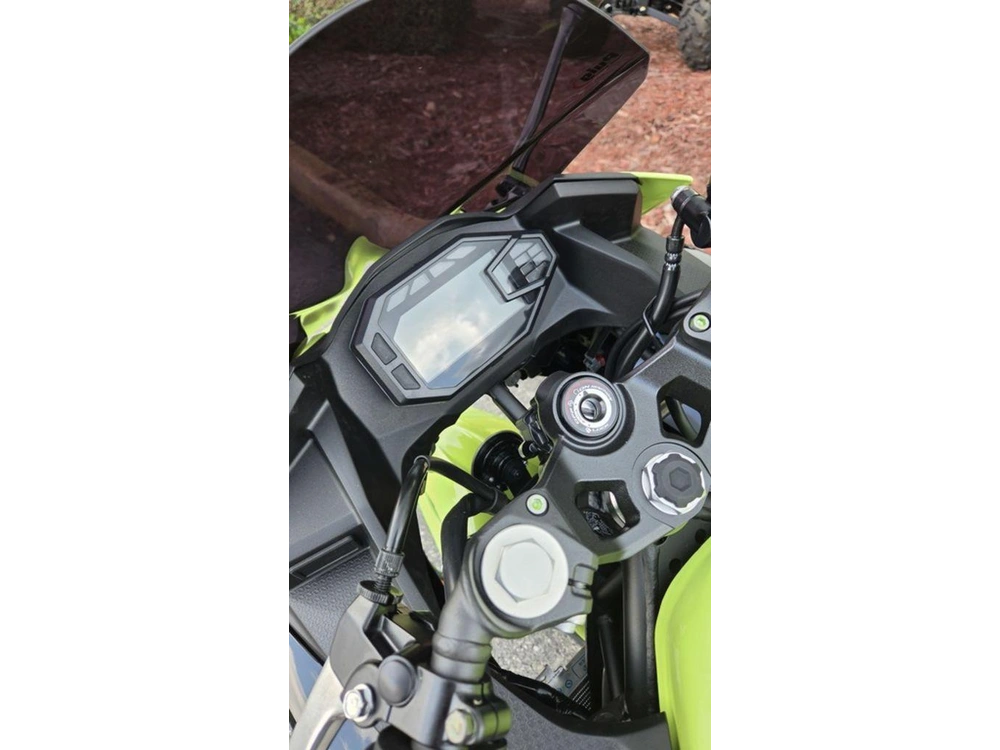 2026 Kawasaki Ninja® 500 Abs Metallic Yellowish Green/ebony