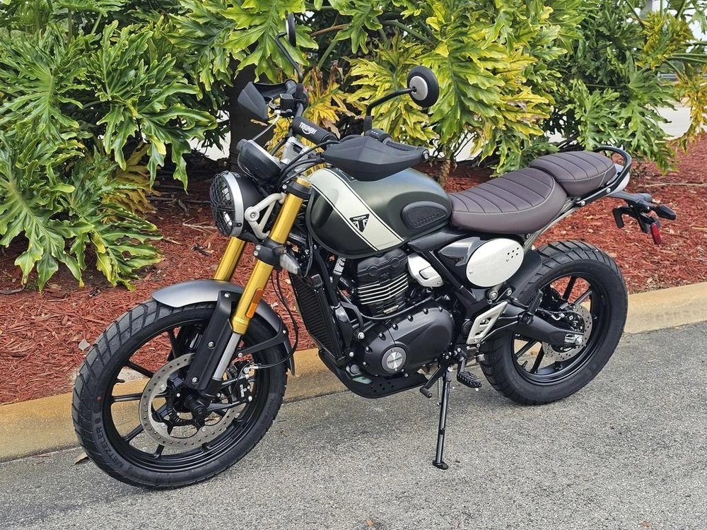 2026 Triumph Scrambler 400 X Matte Khaki Green/matte Fusion White